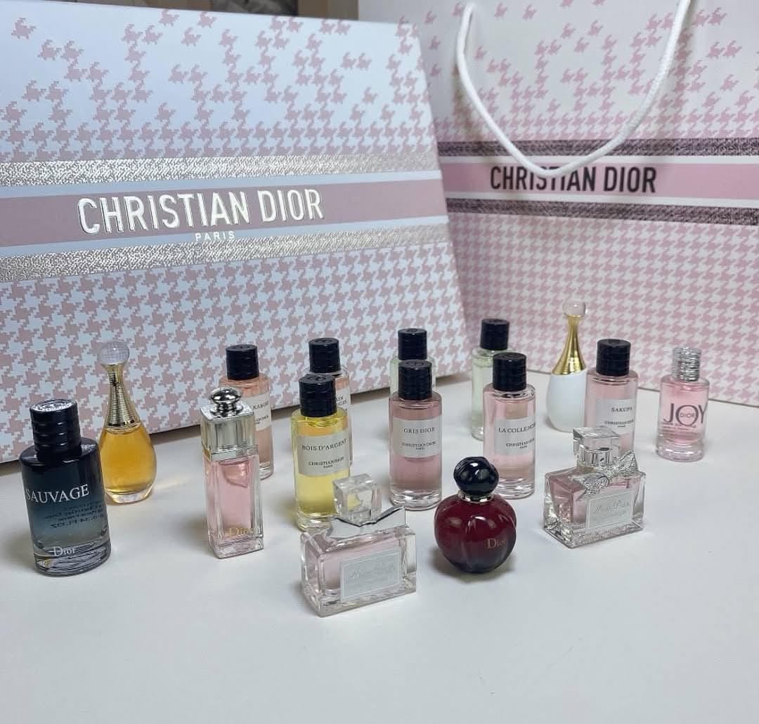Cofre con 16 mini perfumes Dior
