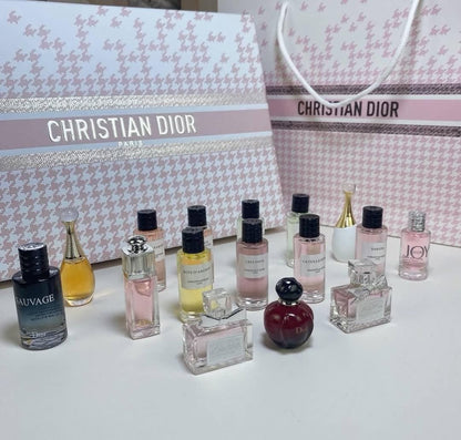 Cofre con 16 mini perfumes Dior